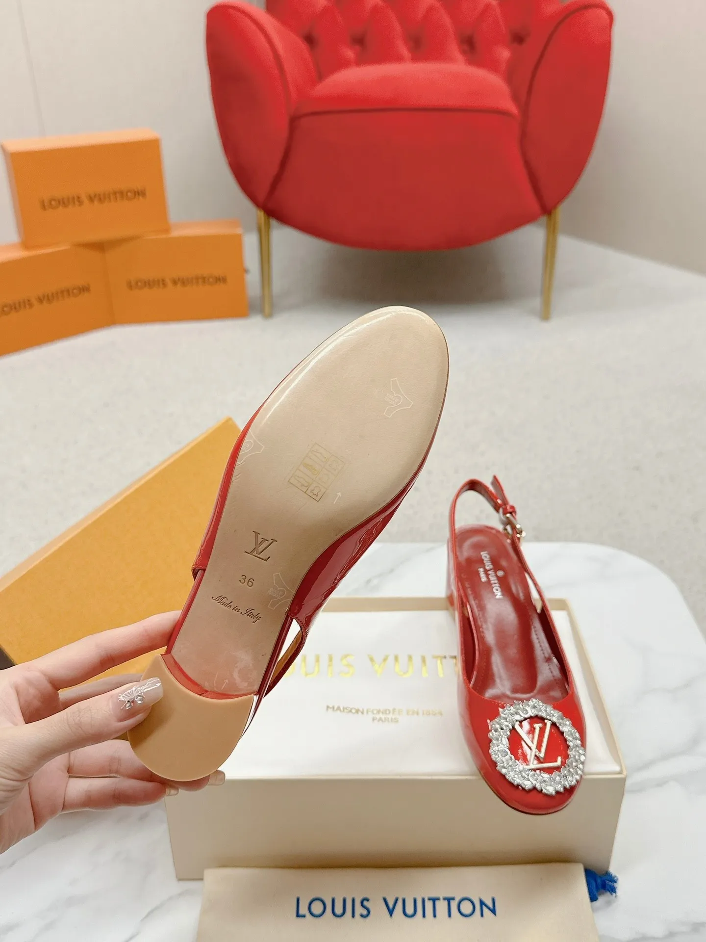 👟👟Ex-factory price 580👟👟 👑 Lv shoes This Urban Twist women's shoe is a stylish upgrade to the classic stiletto style. It is made of smooth calfskin upper with a bright silver metal toe and is engraved with the LV Circle logo, highlighting the Louis Vuitton brand characteristics. Detailed features: Calfskin material Lining: Imported full-grain sheepskin Foot pads: Imported full-grain sheepskin sole Italian genuine leather sole Heel height Two height sizes: 34-40 (34.40.41 customization is not returnable)